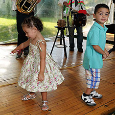 Wedding band with children dancing